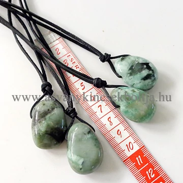 Smaragd fúrt medál 50 cm bőrszálon Smaragd fúrt medál 50 cm bőrszálon