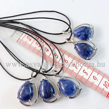 Szodalit csepp medál foglalatban 45 cm viaszolt szálon Szodalit csepp medál foglalatban 45 cm viaszolt szálon