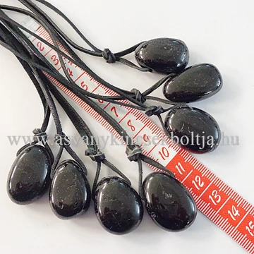 Fekete turmalin fúrt medál 50 cm bőrszálon