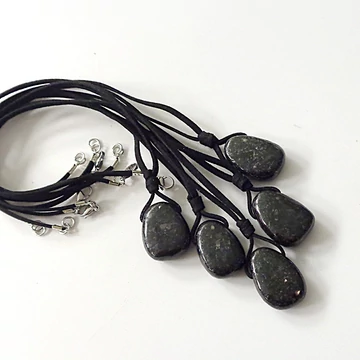 Nuummit medálok erős textil zsinóron