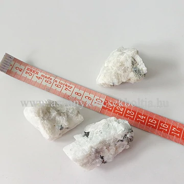 Holdkő nyers kövek