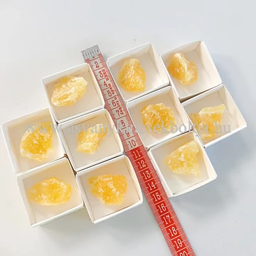 Narancskalcit nyers kövek dobozos