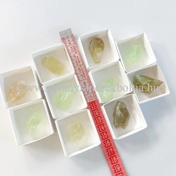 Zöld kalcit nyers kövek dobozos