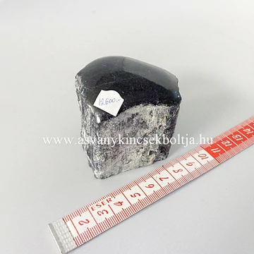 Turmalin természetes kő 12600