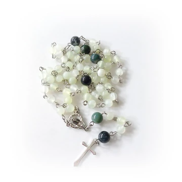 Világos jáde rózsafüzér mohaacháttal Világos jáde rózsafüzér mohaacháttal