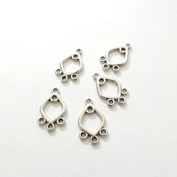 4 lyukú távtartó fülikhez