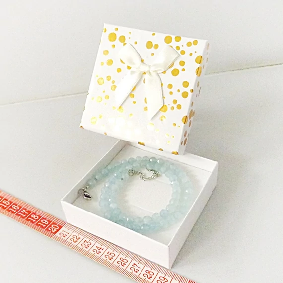 Díszdoboz arany pöttyös fehér színű 89x88x27 mm