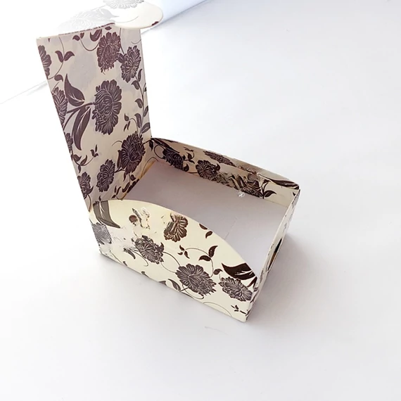 Díszdoboz bézs - fekete virágos 55x75x32 mm