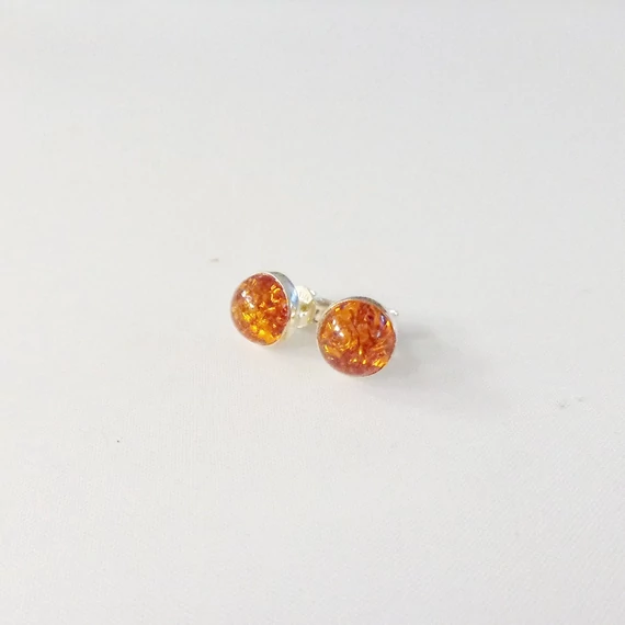 Borostyán 8 mm pöttyfülbevaló ezüst