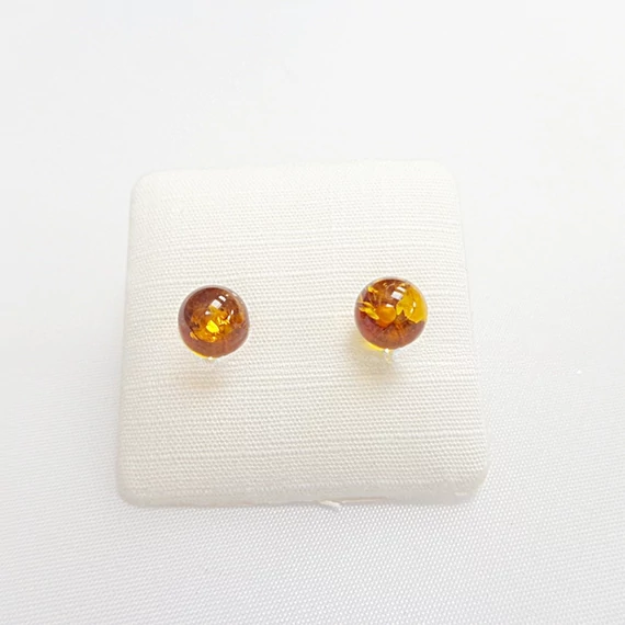 Borostyán  pötty fülbevaló ezüst 6 mm