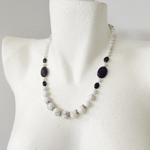 Howlit nyaklánc ovális ónix formákkal