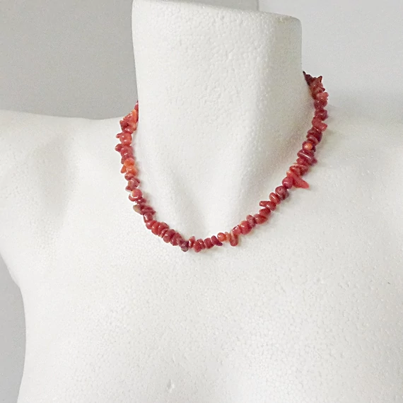 Festett korall szemcsés lánc 42 cm