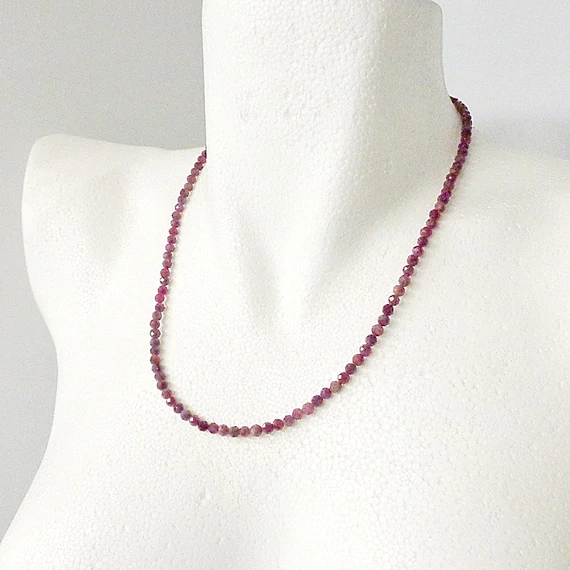 Sötétebb vörös turmalin fazettált lánc 4 mm 50 cm