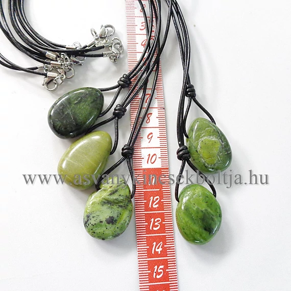 Kanadai jáde fúrt medál 50 cm erős hengerbőrön