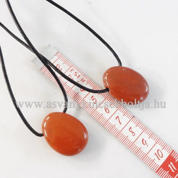 Vörös jáspis fúrt medál 50 cm erős hengerbőrön