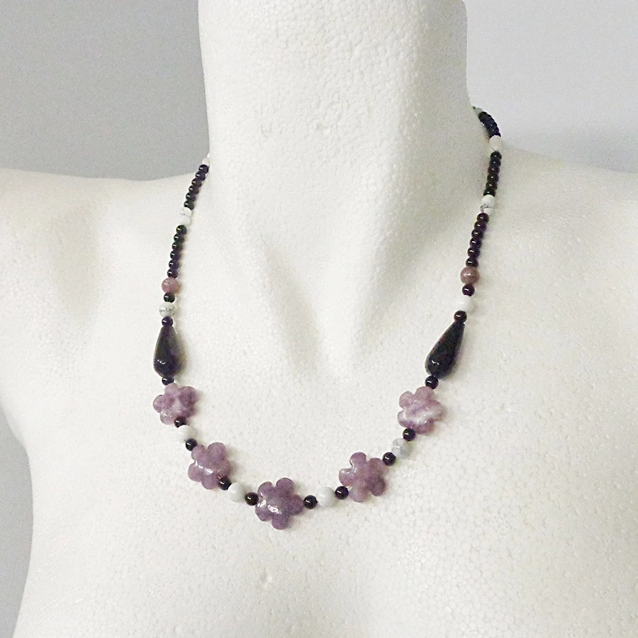 Ónix - lepidolit - howlit virágos lánc