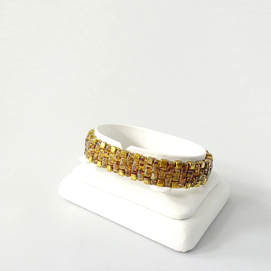 Rullás borostyán színű karkötő