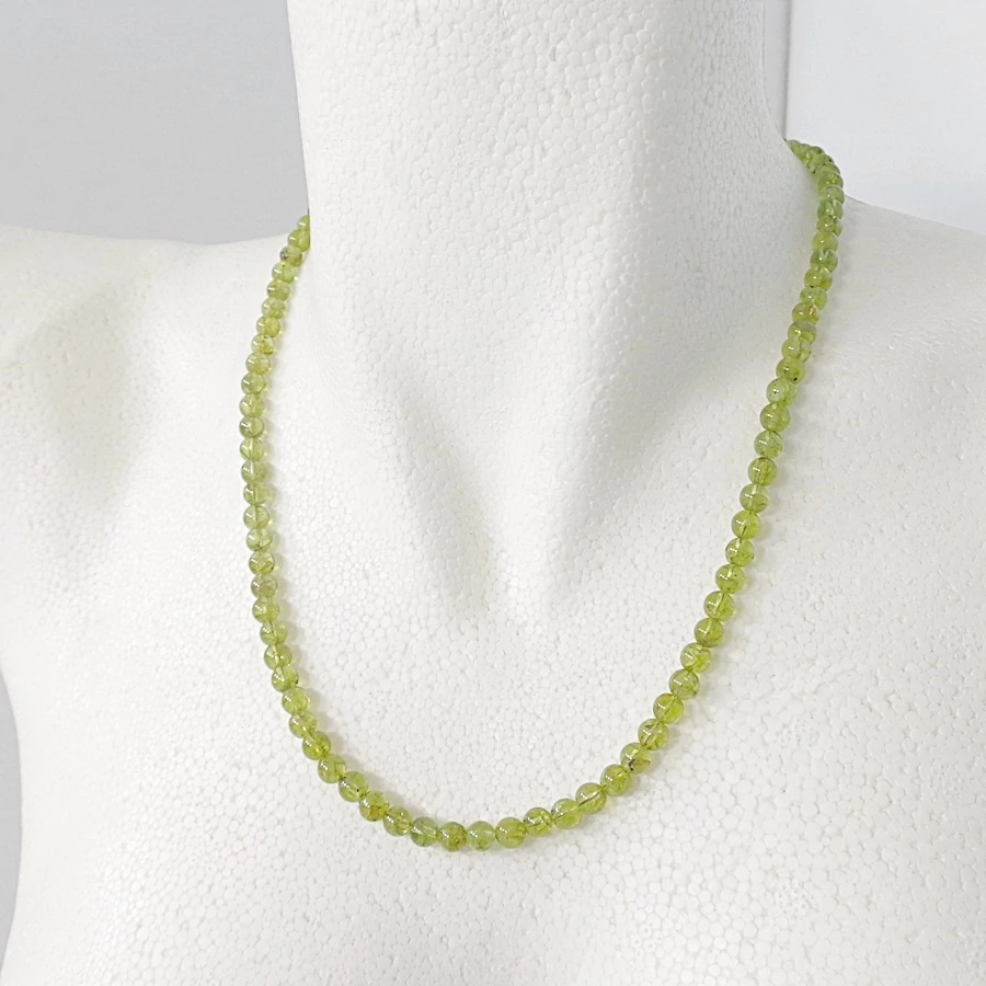 Krizolit nyaklánc 6 mm 50 cm