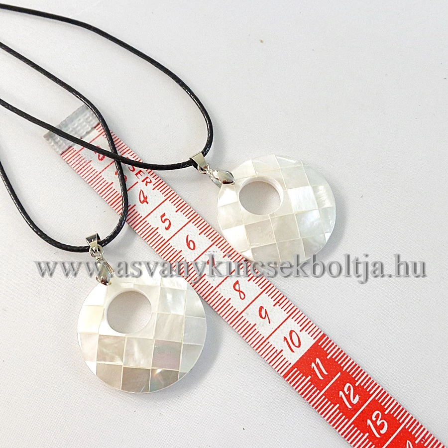 Fehér intarzia gyöngyház medál 45 cm  viaszolt szálon