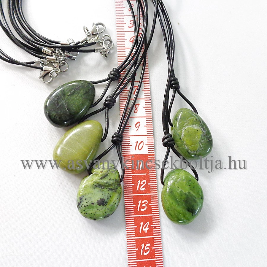 Kanadai jáde fúrt medál 50 cm erős hengerbőrön